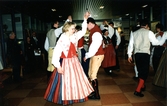Bygdegillet dansar på Örebro läns hembygdsförbunds årsstämma i Karlskoga, 2002-05-11