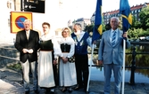 Deltagare från Örebro läns hembygdsförbund och Väster Närkes Hembygdsförening med svenska flaggan vid Örebro Slott, 2002-06-06