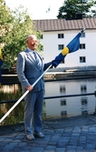 Man med flagga från hembygdsförbundet vid Örebro slott, 2002-06-06