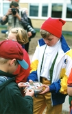 Nils Holgersson bjuder på godis under sin resa i nutid, 1996-04-25