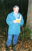 Göte läser en bok i Askers skogar, 1996-04-24