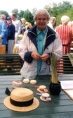 Hattmakerska på Det stora kakkalaset på Skansen i Stockholm, 1998