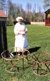 Kvinna vid muffinsformar på Det stora kakkalaset på Skansen i Stockholm, 1998