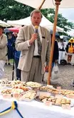 Carl Jan väljer kakor på Det stora kakkalaset på Skansen i Stockholm, 1998