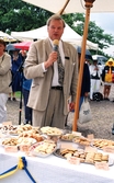 Carl Jan väljer kakor på Det stora kakkalaset på Skansen i Stockholm, 1998