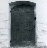 Gamla kyrkans dörr senare flyttad till källaringången på östsidan.