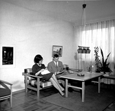 Sittande par i vardagsrum på Tengvallsgatan, 1960-tal