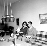 Par i vardagsrum i visningslägenhet på Tengvallsgatan, 1960-tal