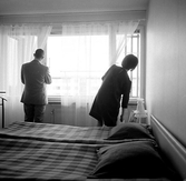 Par i sovrum i visningslägenhet på Tengvallsgatan, 1960-tal