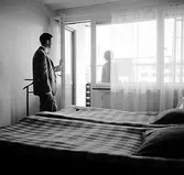 Balkong utanför sovrum i visningslägenhet på Tengvallsgatan, 1960-tal