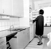 Kvinna i modernt kök på Tengvallsgatan, 1960-tal