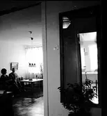 Del av hall och kök i visningslägenhet på Tengvallsgatan, 1960-tal