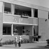 Barn framför bostadshus i Brickebacken, 1970-tal