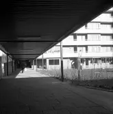 Gång med tak i Brickebackens centrum, 1970-tal