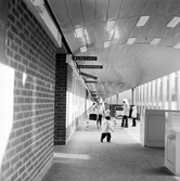 Barn inne i Brickebackens centrum, 1970-tal