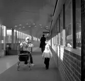 Barn inne i Brickebackens centrum, 1970-tal