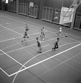 Elever spelar basket i Brickebackens skolas gymnastiksal, 1970-tal