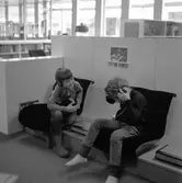 Barn lyssnar på musik i Brickebackens bibliotek, 1970-tal