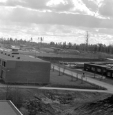 Gångbro och parkering i bostadsområdet Brickebacken, 1970-tal