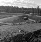 Buss åker under gångbro i Brickebacken, 1970-tal