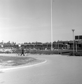 Mor och barn på väg till Brickebackens centrum, 1970-tal