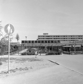 Skylt till Brickebackens centrum och Konsum, 1970-tal