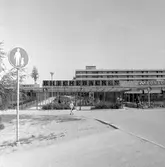 Skylt till Brickebackens centrum och Konsum, 1970-tal