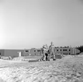 Barn med pulka i Brickebacken, 1970-tal