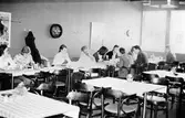 Matgäster i restaurangen i Brickebackens centrum, 1970-tal