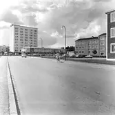 Bil kommer från Baronbackarnas centrum, 1960-tal