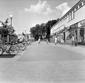 Baronbackarnas centrum med affärer vid gågata, 1960-tal