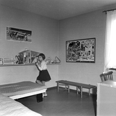 Anna visar sitt doclskåp i barnrummet i Baronbackarna, 1960-tal