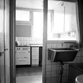 Köket syns genom fönstret från badrummet i Baronbackarna, 1960