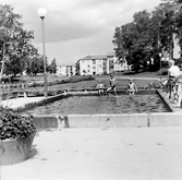 Badande barn i bassäng i Baronbackarna, 1960-tal