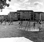 Barn använder utedusch vid Baronbackarna, 1960-tal