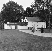 Besökare lämnar kyrkan i Baronbackarna, 1960-tal
