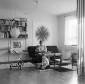Kerstin Olson med sina barn i vardagsrummet i Baronbackarna, 1960
