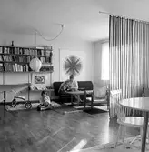 Kerstin Olson med barnen Anna och Lars i vardagsrummet i Baronbackarna, 1960