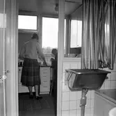 Kerstin Olson med sonen Lars i köket i Baronbackarna, 1960-tal