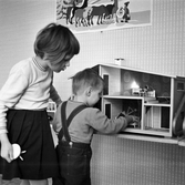 Anna och Lars leker med docksåpet i sitt rum i Baronbackarna, 1960-tal