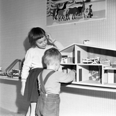 Barnen Olson leker i sitt rum i Baronbackarna, 1960-tal