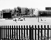 Lekplats med staket i Baronbackarna, 1960-tal