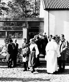 Besökare och präst vid kyrkan i Baronbackarna, 1960-tal