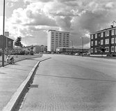 Barn vid vägkanten i Baronbackarnas centrum, 1960-tal