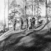 Unga gossa leker i skogsbacke i Baronbackarna, 1960-tal