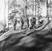 Unga gossa leker i skogsbacke i Baronbackarna, 1960-tal