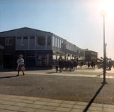 Grupp med ungdomar i centrum i Baronbackarna, 1960-tal