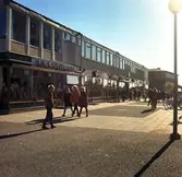 Ungdomar utanför affärer i Baronbackarnas centrum, 1960-tal