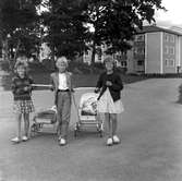 Tre flickor med barnvagnar, 1960-tal
