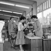 Kunder i kassan på mataffären Vivo i Baronbackarna, 1960-tal